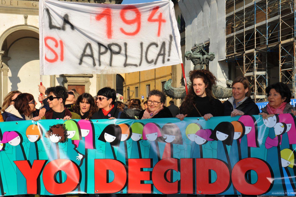 18lettere-intervento-donne-aborto-8-marzo-foto-biagianti-.jpg