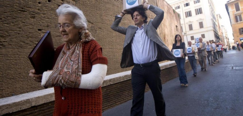 Mina Welby e Marco Cappato nel 2013, durante il deposito della proposta di legge popolare su eutanasia e testamento biologico