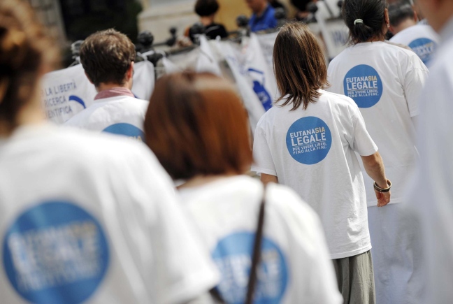 Walk around per eutanasia legale e testamento biologico