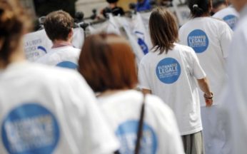 Militanti raccolta firme eutanasia legale