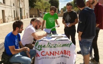 Tavolo raccolta firme