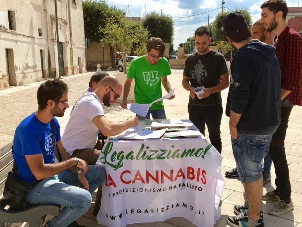 Tavolo raccolta firme