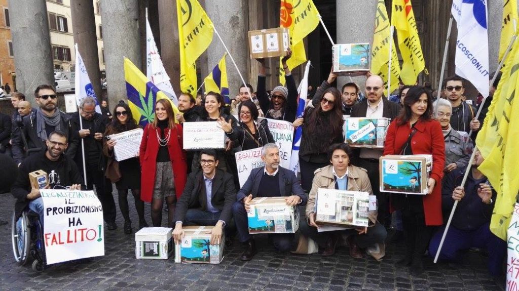 Consegna delle firme su proposta di legge popolare Legalizziamo