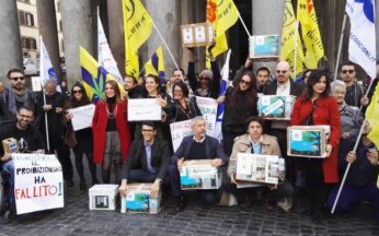 Consegna delle firme su proposta di legge popolare Legalizziamo