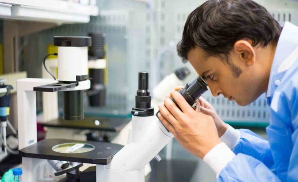 Immagine di un ricercatore che guarda nel microscopio