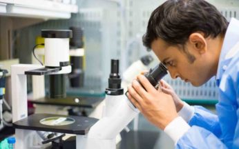 Immagine di un ricercatore che guarda nel microscopio