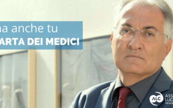 Fotografia di Mario Riccio che invita a firmare la carta dei medici