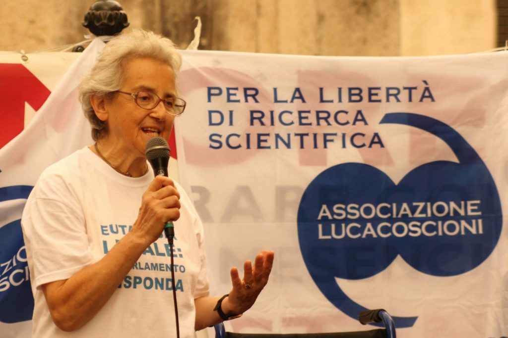 Mina Welby al microfono in una manifestazione davanti alla Camera dei Deputati