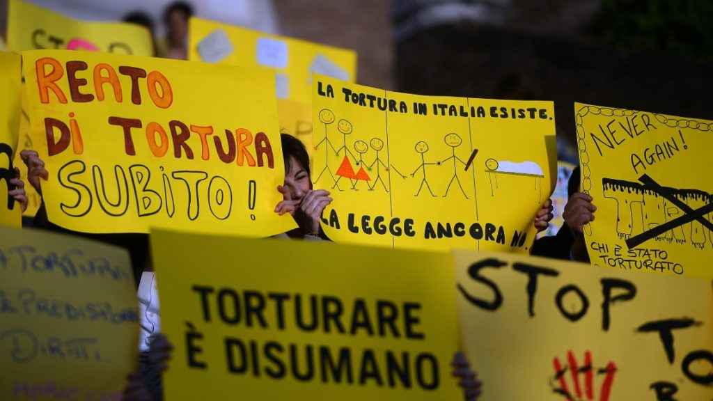 Manifesti per il reato di tortura in Italia