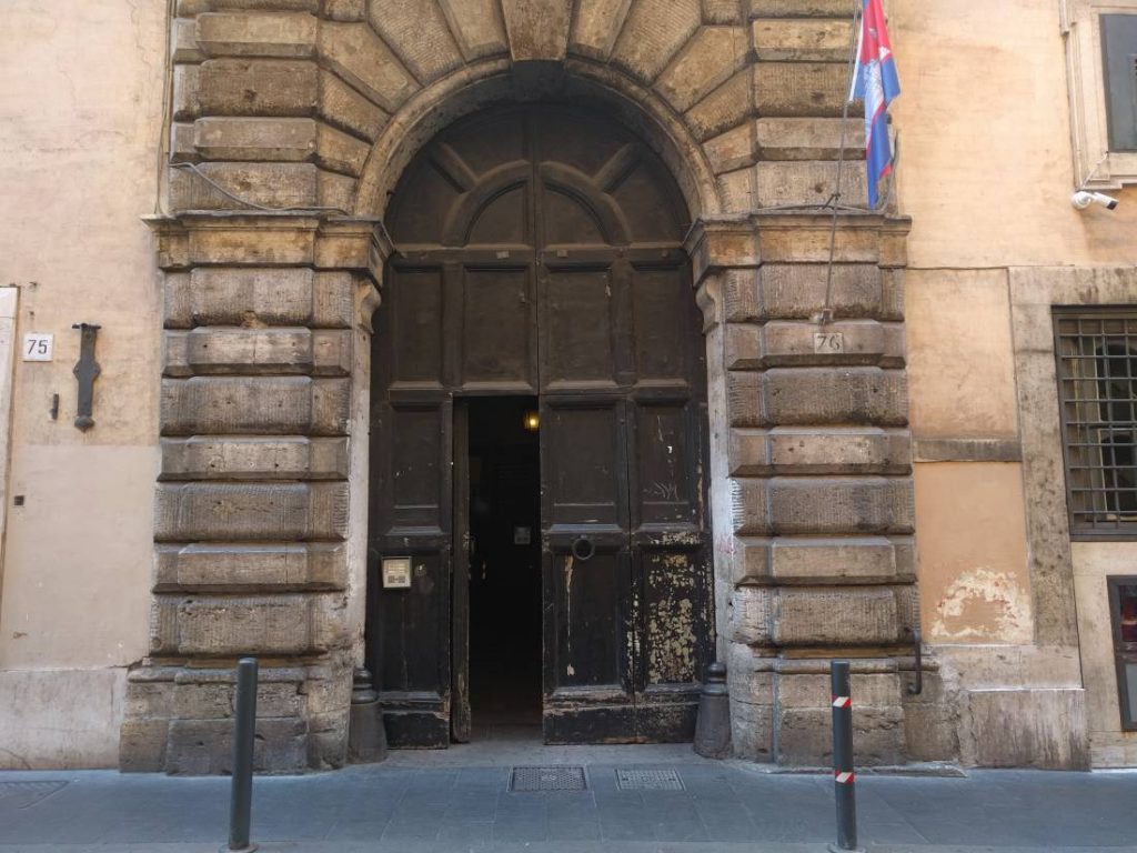 foto portone via torre argentina 76