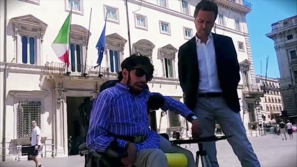 Marco Gentili e Mario Staderini consegnano la lettera al Presidente del Consiglio