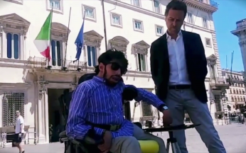 Marco Gentili e Mario Staderini consegnano la lettera al Presidente del Consiglio