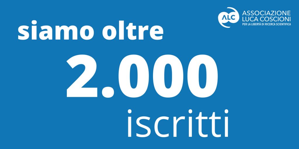 cartello con scritta siamo oltre 2000 iscritti