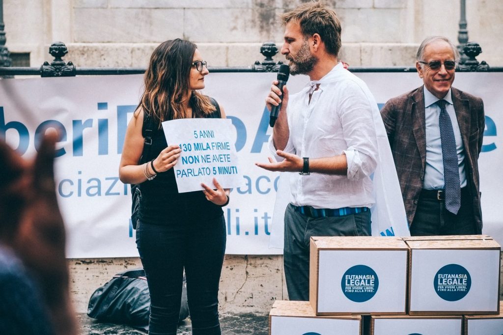 Manifestazione davanti a Montecitorio per i 5 anni dal deposito della proposta di legge di iniziativa popolare per l'eutanasia legale