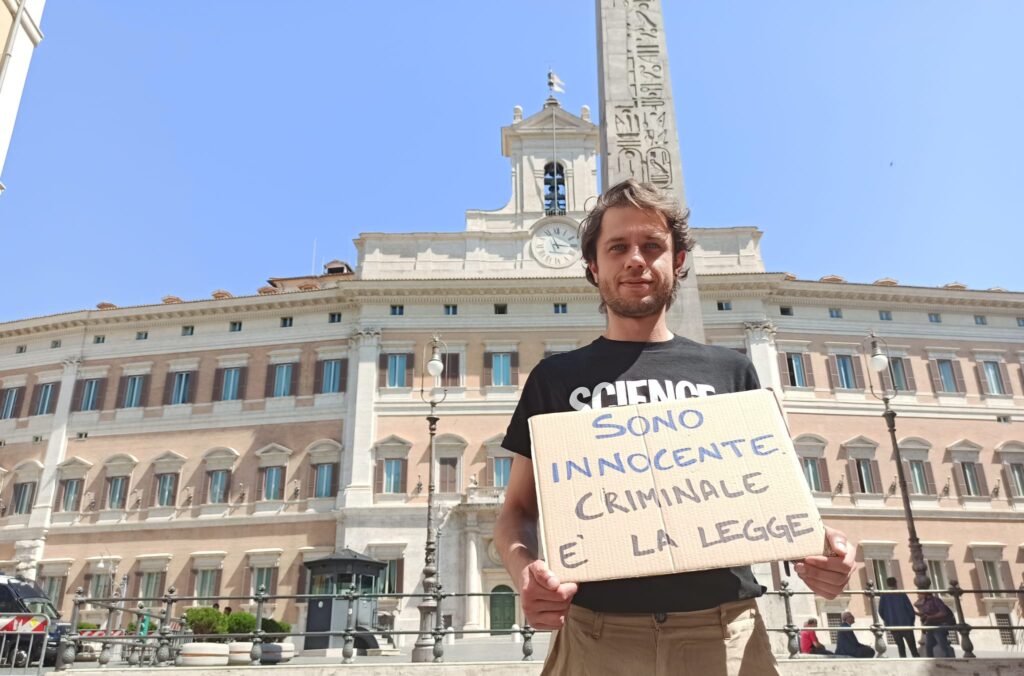 Matteo Mainardi torna a Montecitorio il giorno dopo il sequestro della sua pianta di Cannabis