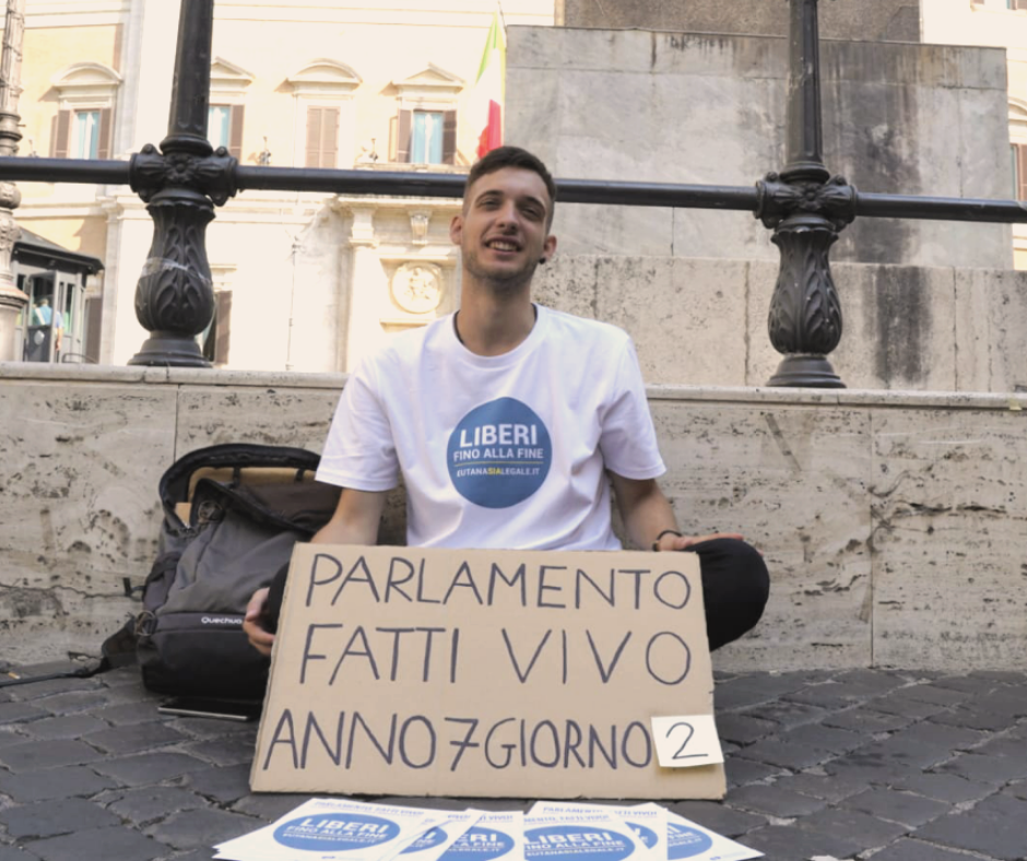 Francesco Scinetti in presidio permanente sotto Montecitorio per l'eutanasia legale