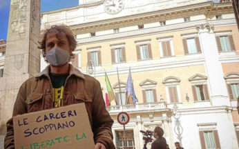 Matteo Mainardi sotto Montecitorio
