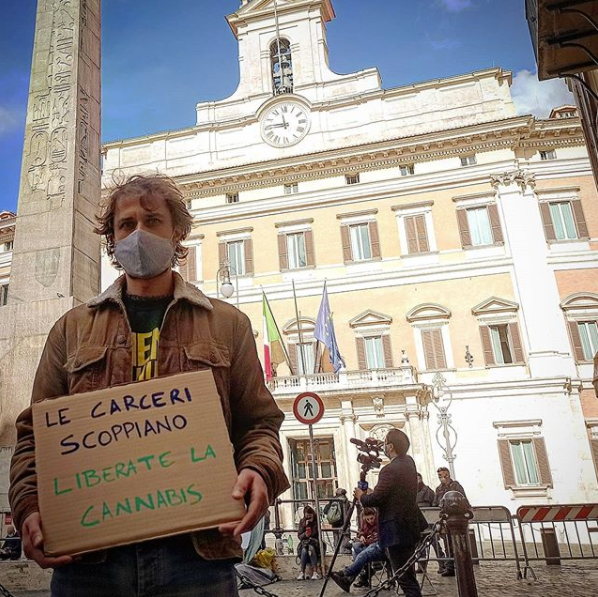 Matteo Mainardi sotto Montecitorio