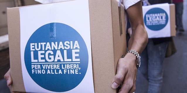 Scatoloni contenenti firme della proposta popolare Eutanasia Legale