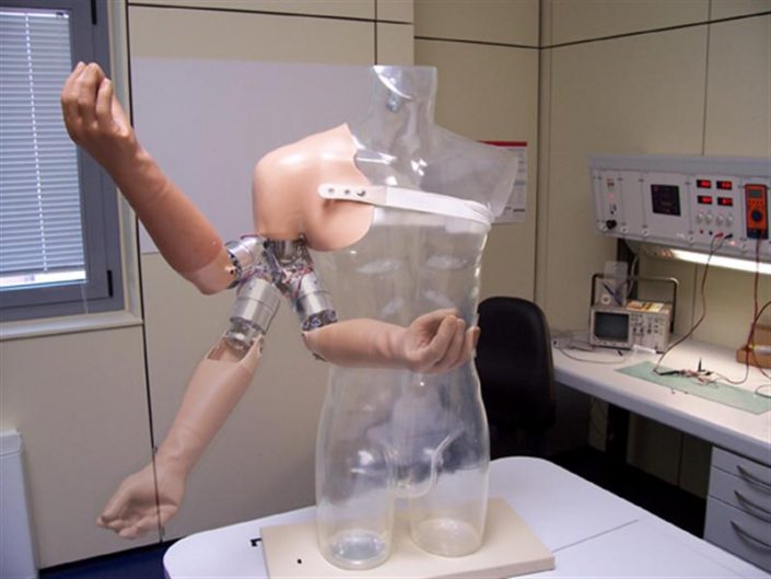 Un Creatore Di Protesi E Strumenti Medicali
