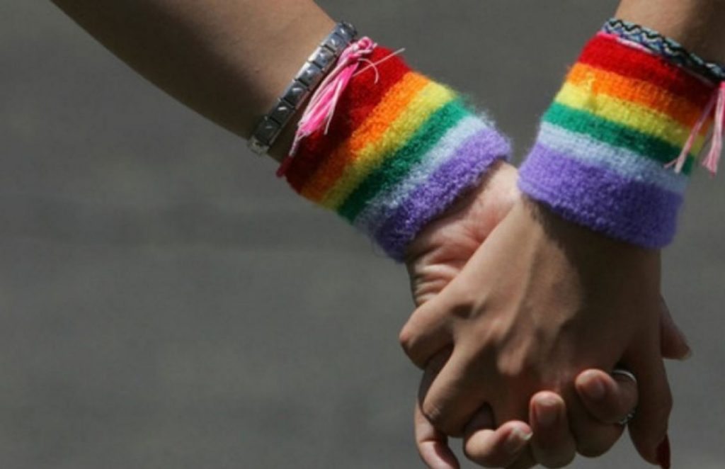 due mani che si stringono